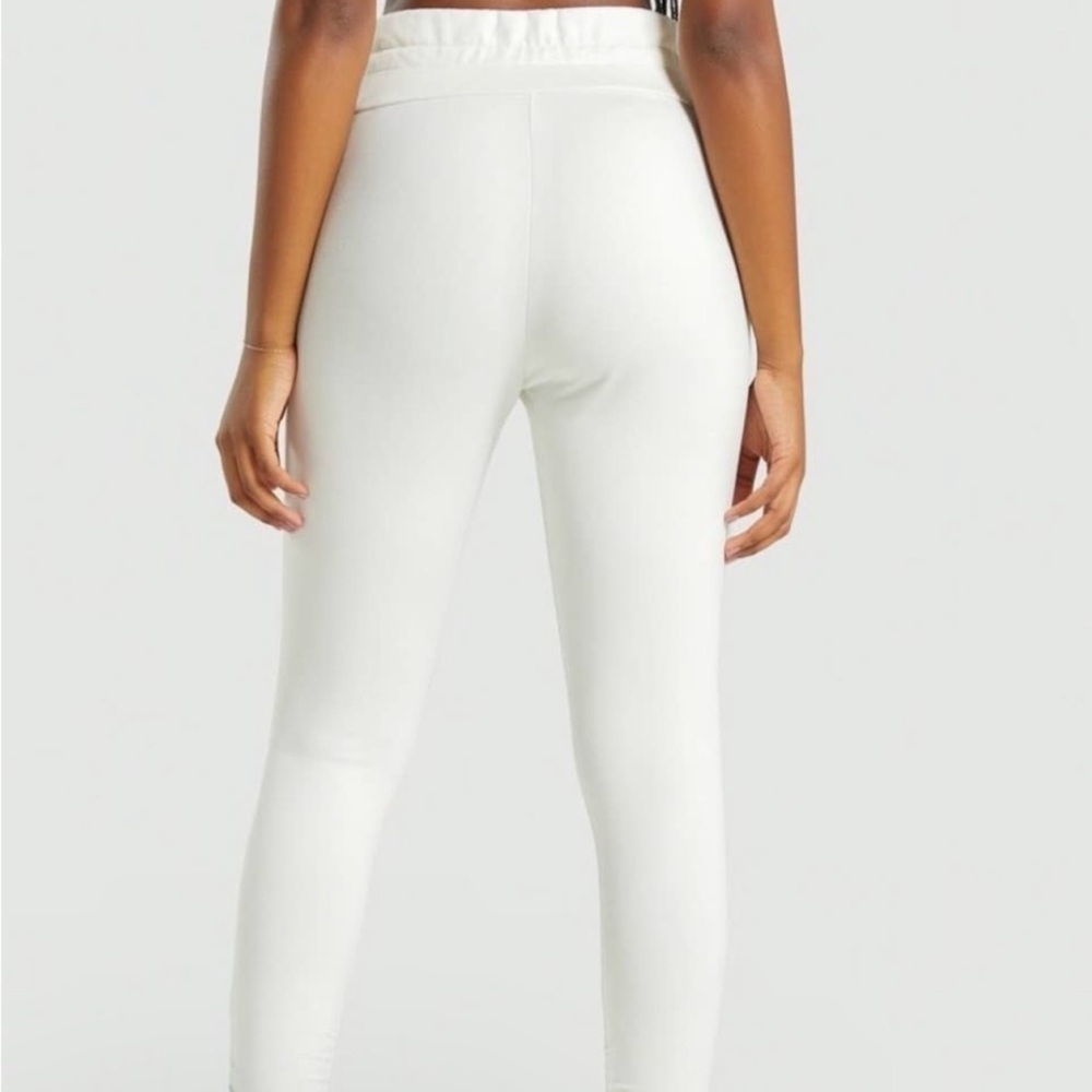 Gym Shark Whitney Simmons Ivory Tapered Athletic
Sweats Stretch Womens SZ. M - Picture 2 of 15
